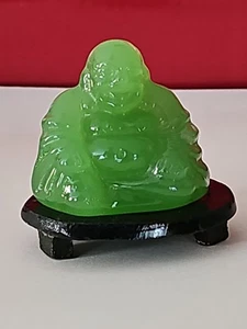 Estatua de Jade Buda en el altar - Imagen 1 de 2