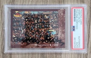 Henry Diltz signierte 2001 Topps Woodstock Karte #130 Brampel Auto LEGEND PSA - Bild 1 von 2