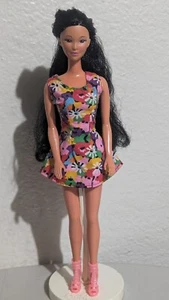 Mattel Kira Freundin von Barbie Puppe im Tropical Print Kleid und Schuhe asiatisch - Bild 1 von 6