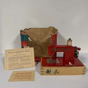 Vintage Red Metal KAYanEE SEW MASTER Mini TOY Sewing Machine No. 572 Not Working - Picture 1 of 24