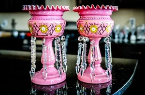Par de lustres antiguos decorados en dorado con estuche de vidrio rosa con prismas de cristal - Imagen 1 de 10