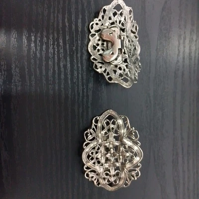 "Clips para zapatos florales ornamentados MUSI de colección 2,75"" x 2"" color plata" Foto 1 de 4