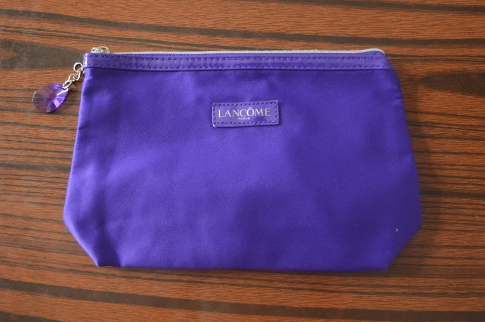 Bolsa de viaje de maquillaje cosmético púrpura Lancôme Paris con cremallera y tirador de cristal Foto 1 de 4