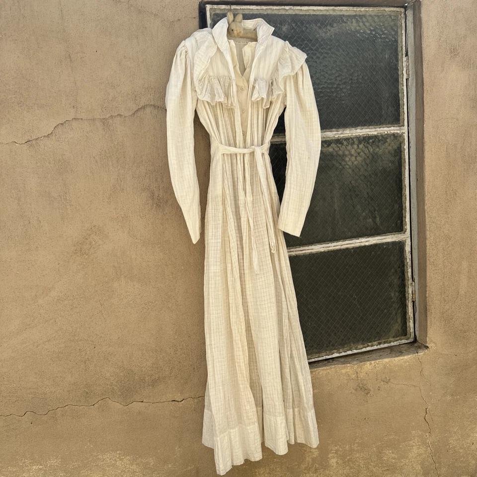 Antiguo Vestido Victoriano Blanco Cuadros Lino Envolvente Volantes Maxi Pradera De Colección Foto 1 de 4