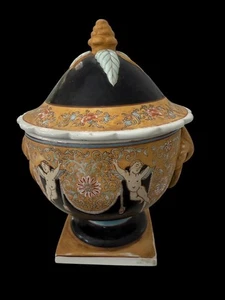 ANTIGUA URNA CHINAISERIE EUROPEA CON TAPA DE PORCELANA con QUERUBINES 11" X 8" - Imagen 1 de 12