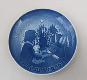 Vintage 1971 Bing & Grondahl B & G Christmas at Home Porcelain Plate Denmark - Picture 1 of 4