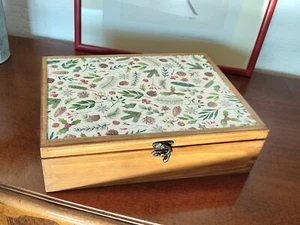 Caja de té de madera personalizada con 8 compartimentos. Decoración de hojas y ramas. - Imagen 1 de 13
