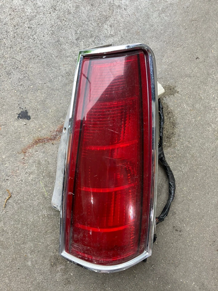Luz trasera derecha pasajero Lincoln Mark VII 1984-1992 Foto 1 de 1