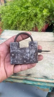 Cerradura de resorte hecha a mano para casa de la India vintage de los años 20 en estado de funcionamiento Foto 1 de 4