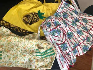 3 Vintage Schürzen 50er Jahre Ananas Applikation blaue Rosen & Mehlsack gelb - Bild 1 von 6