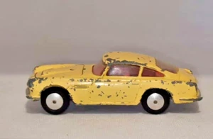 Corgi Toys No. 218 Aston Martin DB4 Yellow - Metal - Ech.1/43 - Made England 1960 - Picture 1 of 5
