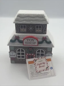 2025 Target Bullseye Spielplatz beleuchtet LED Dorf Häuser Spielzeugladen, neu - Bild 1 von 4