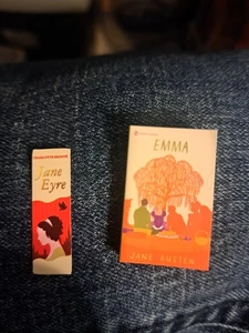 Zuru Minibücher - Serie 2 - Emma und Jane Eyre Lesezeichen - Bild 1 von 2