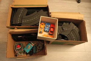 Carrera Universal 132 Riesiges Konvolut mit Autos, Trafos etc. 4 Kisten Wahnsinn - Picture 1 of 3