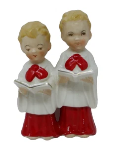 Zwei Chorknabenfiguren mit Hymnen in rot-weißen Gewändern - Bild 1 von 8