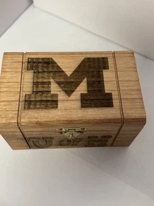 University of Michigan - Lasergravierte dekorative Schmuckschatulle gebeizt - Bild 1 von 6