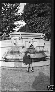 Portrait jeune enfant square du souvenir Belfort - négatif photo ancien an. 1950 - Picture 1 of 1