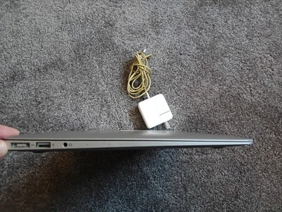 Apple MackBook Air A1466 i7 2.2ghz 13.3 pulgadas 500GB ssd 8GB ram 1 ciclos de batería Foto 1 de 4