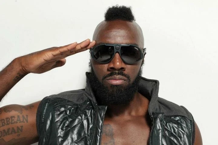 Gafas de sol plegables Carrera vintage mate azul marino mod. 5586 col. 96 Francia Foto 1 de 4