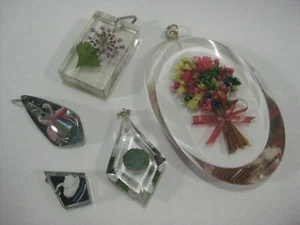 5 Vintage Dry Flower Reverse Paint Glass Lucite Pink Flamingo Swan Pendants Lot - Picture 1 of 7