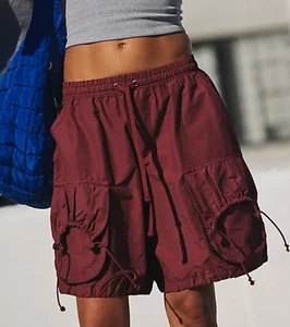 NUOVI PANTALONCINI FREE PEOPLE FP MOVEMENT SOUR CHERRY IN A CINCH CARGO TASCA TAGLIA XS - Foto 1 di 9