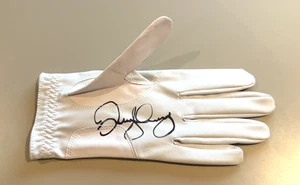 Rory McIlroy Signed TaylorMade Golf Glove with COA - Picture 1 of 2