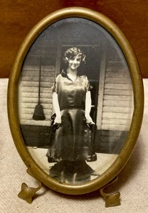 Antique Small 4” Brass Oval Desktop Picture Frame W/B&W Photo Of Young Lady - Picture 1 of 8
