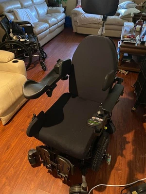 Silla de ruedas eléctrica Quantum Edge de 3 niveles. Totalmente funcional Foto 1 de 4