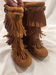 Minnetonka Kleinkind Mädchen Mokassin Stiefel Größe 7 rostfarben Leder 3 Fransen - Bild 1 von 16