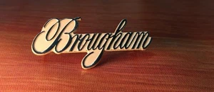 New OEM GM 1984-92 Cadillac Fleetwood Brougham metal script emblem 7685543 - Foto 1 di 3