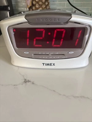 Radio Reloj Despertador Pantalla Digital Jumbo VintageTimex T254W, AM FM Blanco Perla   Foto 1 de 4