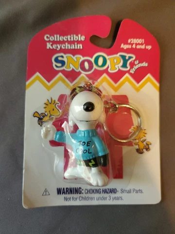 Joe cool Peanuts Snoopy Vintage Collectible Keychain - New in Package Cover