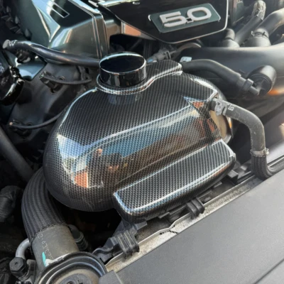 Cubierta del tanque de refrigerante Ford Mustang (6.ª generación) - plástico efecto fibra de carbono - Imagen 1 de 2