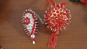 DE COLECCIÓN ~ Juego de 2 adornos navideños con cuentas y lentejuelas alfiler bola y huevo en forma - Imagen 1 de 5