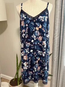 ¡NUEVO! Soma Cool Nights Borde de Encaje Chemise Grande Fantasma Floral Azul Marino Precio de venta sugerido por el fabricante $70 - Imagen 1 de 9
