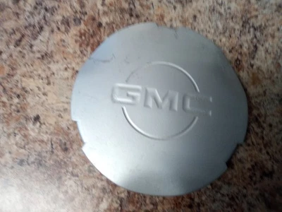 GMC Sierra Van Yukon 1500 Wheel Center Cap 99 00 01 02 03 04 15712386 - Image 1 of 3