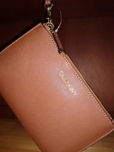Calvin Klein braun/Gepäck Saffiano großes Handgelenk mit Reißverschluss oben SLG-L H5JL14QU Neu mit Etikett - Bild 1 von 6
