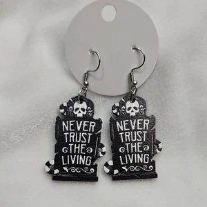 Pendientes colgantes Beetlejuice Never Trust The Living Halloween tumba calavera 2 caras - Imagen 1 de 5