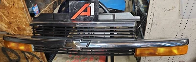 98-05 BLAZER S10/JIMMY S15 Grille Black W/Chrome Mldg Emblem W/Turn Signals OEM Foto 1 de 4