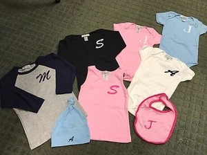 40-TEILIGES NEUES KLEIDUNGS-/ZUBEHÖRSORTIMENT SÄUGLING/KLEINKIND INITIALEN MONOGRAMMIERT - Bild 1 von 1