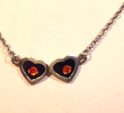 COLLANA COLLIER DUE CUORI ANNI 70 VINTAGE IN ARGENTO E SMALTO CON ROSELLINA - Immagine 1 di 4