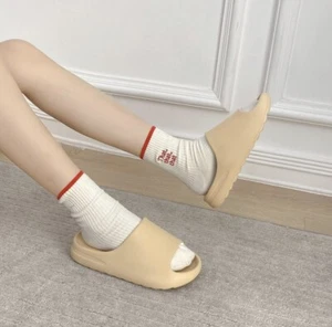 Ciabatte Slide Light Bone Modello Yeezy 44/45 (28 Cm). - Foto 1 di 6