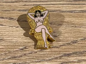 a1 PIN PINS SEXY PIN-UP LINGERIE LUXE ELIXYR CINEMA EMMANUELLE VERSION DORE - Bild 1 von 1