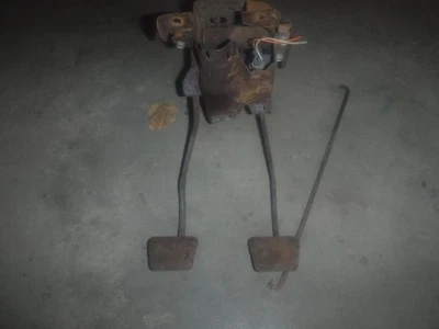 Conjunto de pedal de embrague para camioneta Chevrolet, GMC 1960,61,62,63,64,65,66. Usado OEM Foto 1 de 4