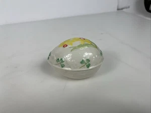 Beleek Narzisse & Kleeblatt Porzellan Ei Schmuckschatulle - Bild 1 von 3