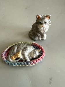 2 gatos miniatura para casa de muñecas con cama de ganchillo - Imagen 1 de 3