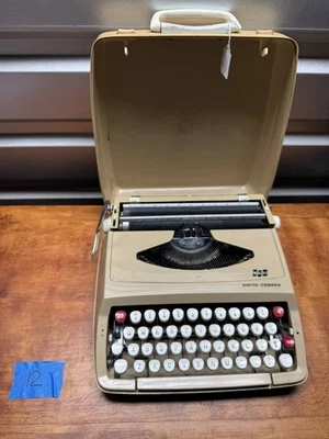 复古 Smith-Corona SCM 海盗船便携式打字机带盒 — 第 1/4 张图片