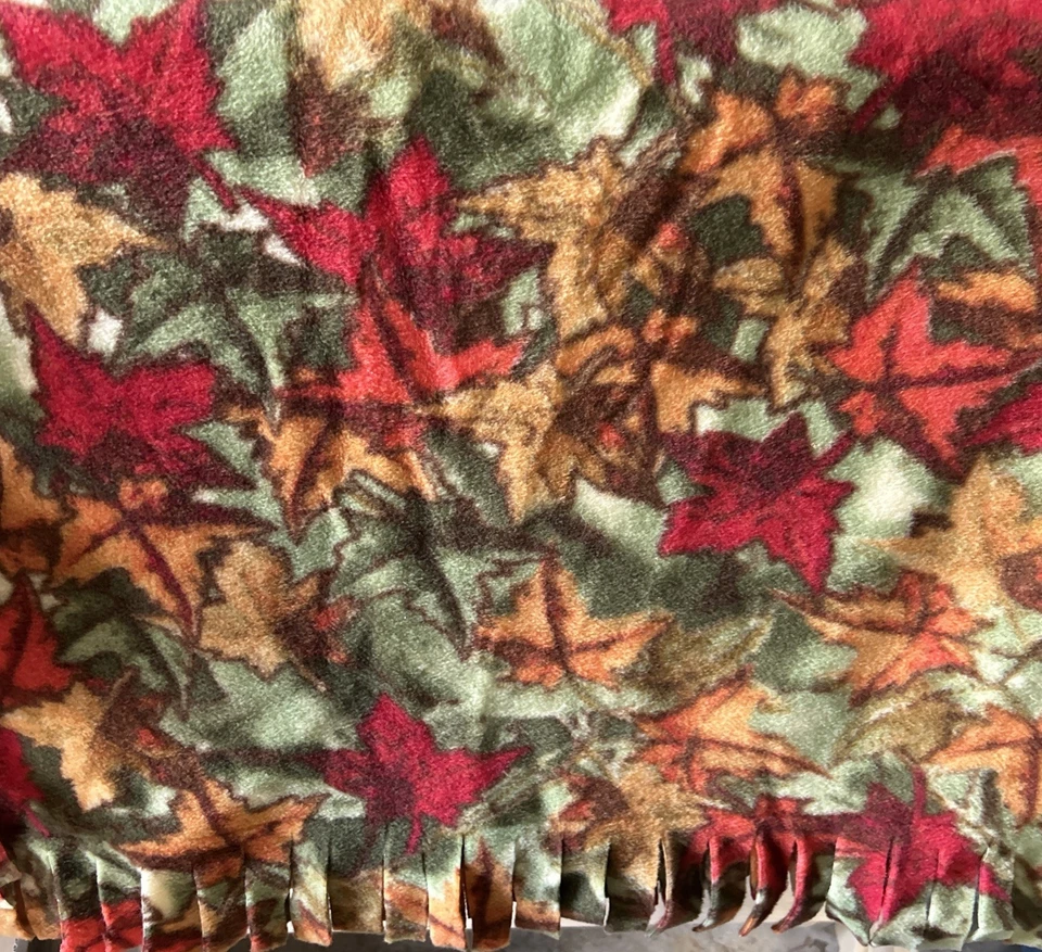 Lanzamiento de regazo con flecos hojas de arce antipíldora Foto 1 de 1