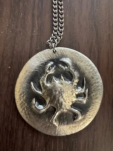 60er Jahre Krebs Zinn Anhänger Vintage 22" Kette Horoskop Astrologie Schild signiert - Bild 1 von 7