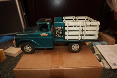 Camioneta pickup de juguete Tonka Farms de colección en verde con estante de estacas Foto 1 de 4